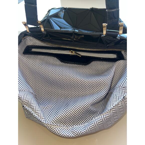 Medium Size Geometric Design Black - Picture 14 of 16